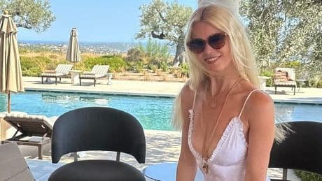 Zum 55. gab’s eine Partie Backgammon - Gegen das Alter gewinnt Claudia Schiffer haushoch