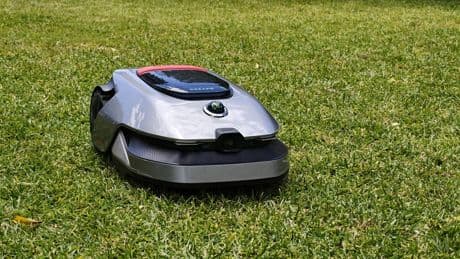 He probado un robot cortacésped autónomo de 2.800 euros. Imagino que así se siente tener una mansión