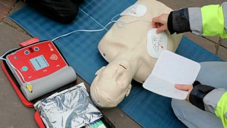 « Je suis cardiologue et voici 10 habitudes qui abîment votre cœur sans que vous en ayez conscience »