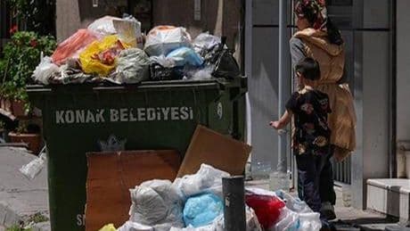 İşçiler greve gitti, şehir çöp kente dönüştü