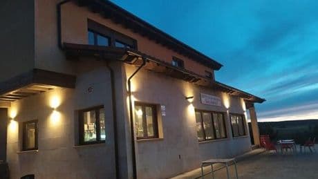 El pueblo de Burgos que regala 6.000 euros al año a quien reabra su bar-hostal