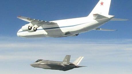 Scramble in Estonia, due F-35 italiani intercettano velivolo russo. «Protezione del fianco Est»
