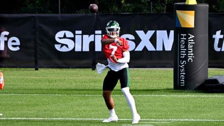 Justin Fields carted off field in major Jets injury concern