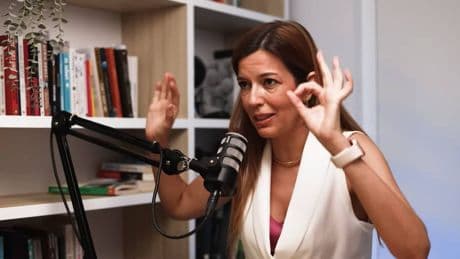 Ana Molina, dermatóloga: "Las esponjas sirven para acumular bacterias y para arañar la piel"
