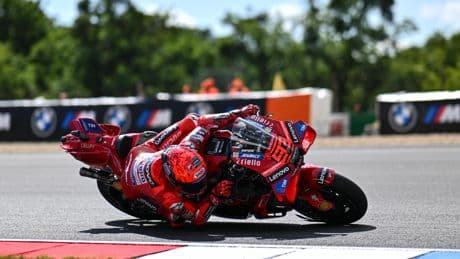 Marc Márquez gana hasta dejando pasar a Pedro Acosta en la carrera al sprint de Brno