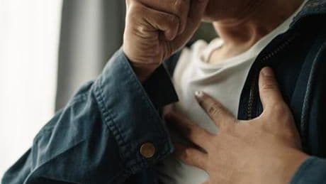 Reflü, kalp ağrısını taklit edebiliyor! İnatçı öksürüğünüzün nedeni olabilir