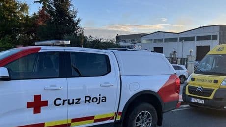 Extinguen un gran incendio en una fábrica de barnices de Oion
