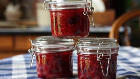 Mit nur 3 Zutaten: So machen Sie Himbeeren länger haltbar