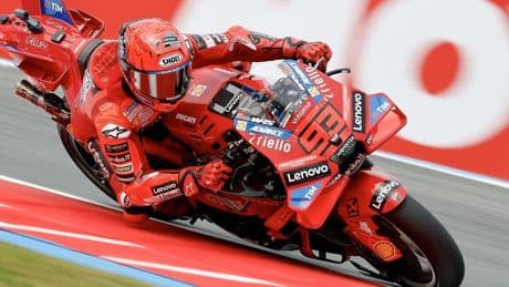 Ni las caídas ni la presión de Alex Márquez pueden con Marc Márquez en el Sprint de Assen