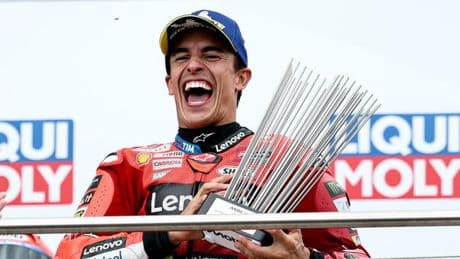 Gp di Germania: Marc Marquez vince in solitaria al Sachsenring davanti a suo fratello Alex e a Bagnaia. Out Bezzecchi e Di Giannantonio