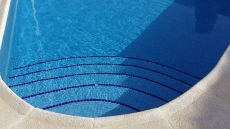 Pallavolista muore in piscina a una festa. Trovato sangue