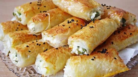 Habersiz gelen kayınvalideyi hayran bırakmalık lezzet! 15 dakika da hazır olacak: İşte peynirli börek tarifi…