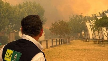 Un incendio causado por una caravana obliga a desalujar un camping de Tarifa