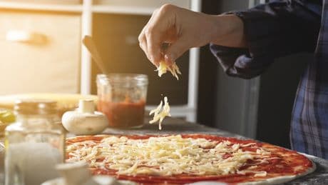 Vorsicht, Käse-Fans: Darum sollten Sie Streukäse im Kühlregal meiden!