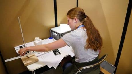 Olympiades internationales de physique : 406 chercheurs en herbe s’affrontent à l’Ecole polytechnique