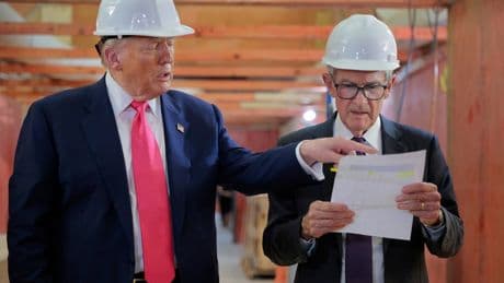 Slapstickhafte Szene: Trump giftet Fed-Chef Powell wegen Umbaukosten an