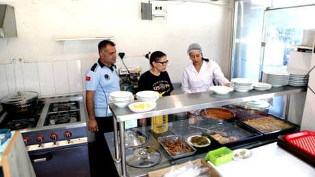 Bayraklı'da gıda işletmelerine sıkı denetim