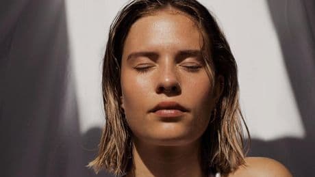 Mireia Fernández, experta en dermocosmética: “Los péptidos actúan como si recordaran a la piel lo que sabía hacer cuando era joven. Le dicen a la célula: ‘tú sabes hacer esto, hazlo de nuevo’”