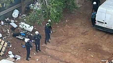 La Guardia Urbana desaloja el poblado de chabolas del barrio de Vallcarca
