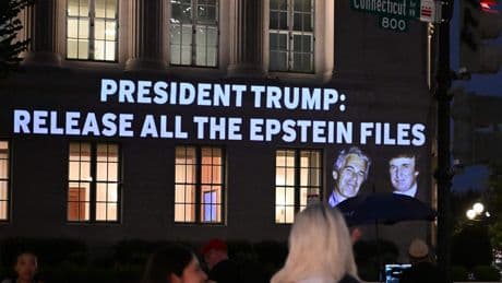 Bron Witte Huis geeft toe dat Trump in Epstein-dossiers voorkomt, kamerleden eisen inzage in onderzoek