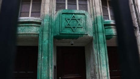 France: des jets de peinture verte sur des synagogues et le Mémorial de la Shoah à Paris