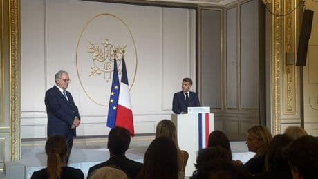 «La personne sur Terre qui m’a le plus souvent raccroché au nez» : Macron décore Ferrand, entre «nécessaire distance» et «amitié indestructible»