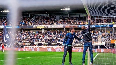 Feyenoord-keeper Timon Wellenreuther bespeurde probleem met lat bij Heracles: ’Ik dacht: ben ik wat gegroeid?’