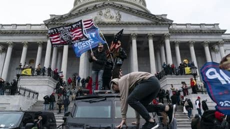 Assaut du Capitole: cinq militants d'extrême droite condamnés puis graciés demandent 100 millions de dollars de réparation