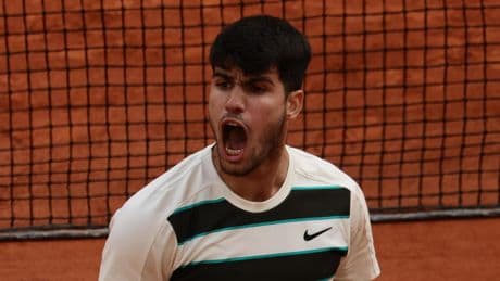 Carlos Alcaraz in even krankzinnige als legendarische finale van Roland Garros na ruim vijf uur langs Jannik Sinner