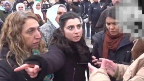 Gazeteciye cinsiyetçi hakaretlerde bulunan polise takipsizlik