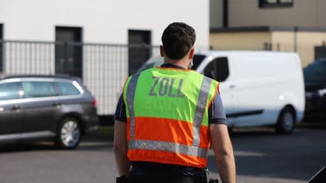Schwarzarbeit auf Baustellen: Zollbeamte führen bundesweite Razzia durch