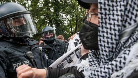 Ein Schwerverletzter bei eskalierter Nakba-Demo – „Polizist wurde niedergetrampelt“