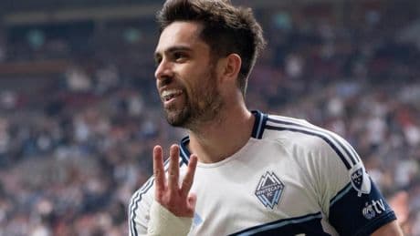 Cuatro goles de White mantienen a Vancouver líder