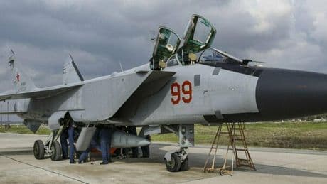 Russia, schierati nuovi missili aria-aria con testate nucleari: la nuova minaccia (individuata dall'Intelligence Usa)