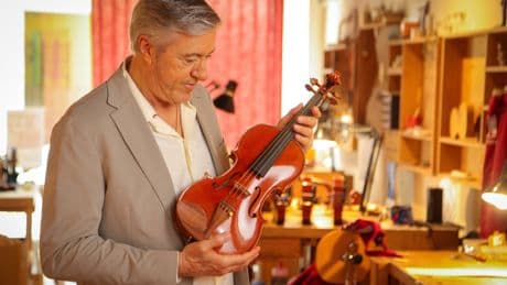 El destino de un legendario violín Stradivarius, el último libro leído por Vargas Llosa