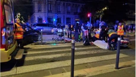 Un vehículo arremete contra la multitud y hiere a cuatro personas en Grenoble