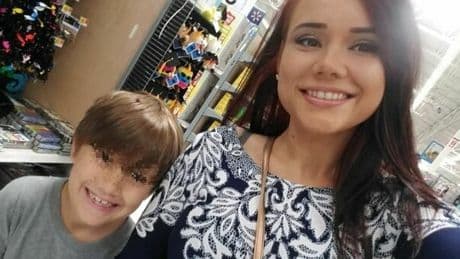 Whitney Purvis, il figlio dell'attrice Usa morto a 16 anni durante il sonno. Il drammatico annuncio su Fb: «Come farò a vivere ancora?»