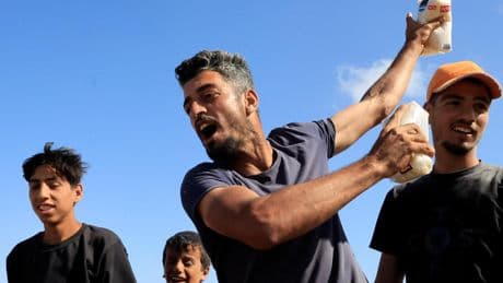 Gaza recibe la primera ayuda tras tres meses de bloqueo: avalancha por conseguir una de las 8.000 cajas de alimentos
