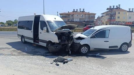 Tur aracı hafif ticari araçla kafa kafaya çarpıştı: 6 yaralı