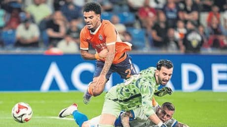 Başakşehir evinde takıldı!