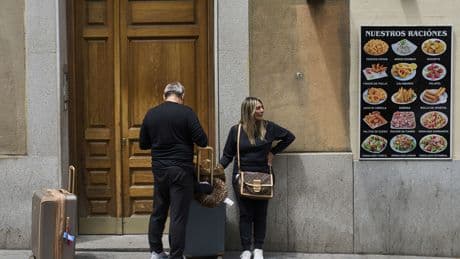 Consumo logra la retirada de 65.000 anuncios ilegales en Airbnb y denuncia otros 55.000 sin número de registro