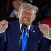 KIJK. “Mijn vrouw gaat boos zijn als ik dit zeg”: Trump imiteert transgender gewichtheffers tijdens speech