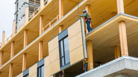 Sánchez promueve la construcción industrializada que usó la URSS: casas baratas y edificadas un 60% más rápido
