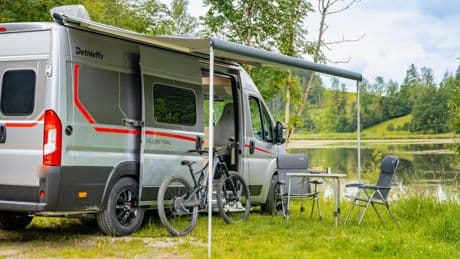 ¿Una furgoneta camper con dos camas dobles y baño con vestidor en menos de 6,5 metros? Este modelo alemán demuestra que es posible