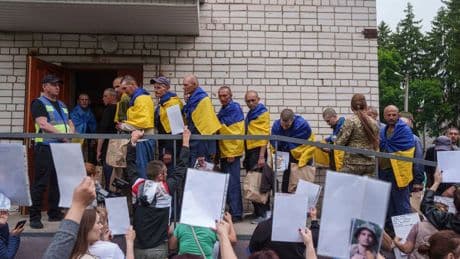 Krieg in der Ukraine: Moskau und Kiew tauschen Gefangene - massive Luftangriffe