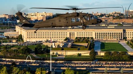 Weil Pilot Panorama-Route flog - Militär-Heli zwingt 2 Jets zum Landeabbruch