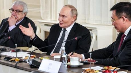En direct, guerre en Ukraine : Vladimir Poutine dit qu’une rencontre avec Volodymyr Zelensky est possible à la fin des négociations