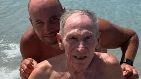 Zeman sta meglio dopo l’ischemia di febbraio. Il figlio Karel posta una foto col padre al mare