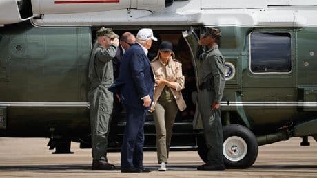 Casquette noire, veste treillis et symbole au poignet : le look maîtrisé de Melania Trump au chevet des victimes du «Camp Mystic»