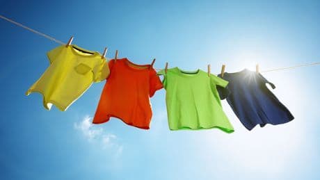 Direkte Sonne beim Wäschetrocknen? Diese 5 Kleidungsstücke sollten Sie schützen